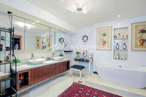 5 bedrooms Townhouse in Abu Dhabi, UAE No. 4034 2