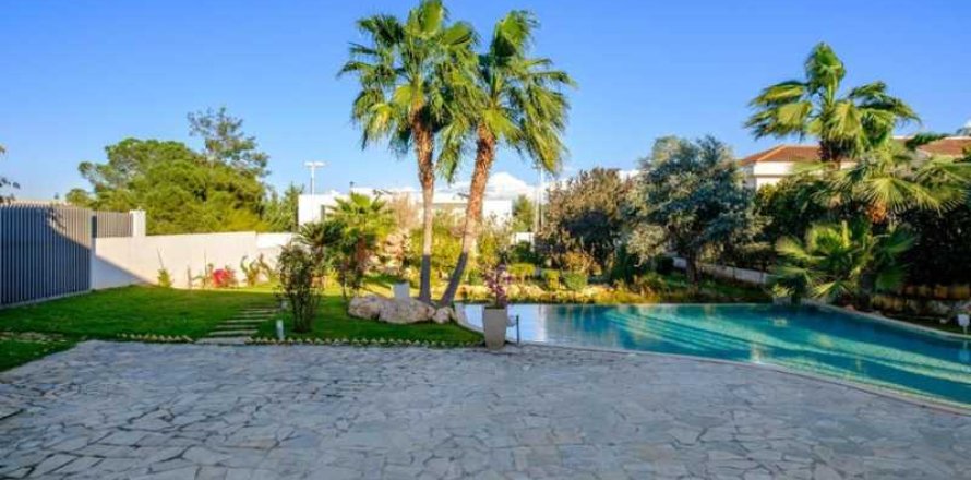 5 bedrooms Villa in Enkomi, Cyprus No. 31071