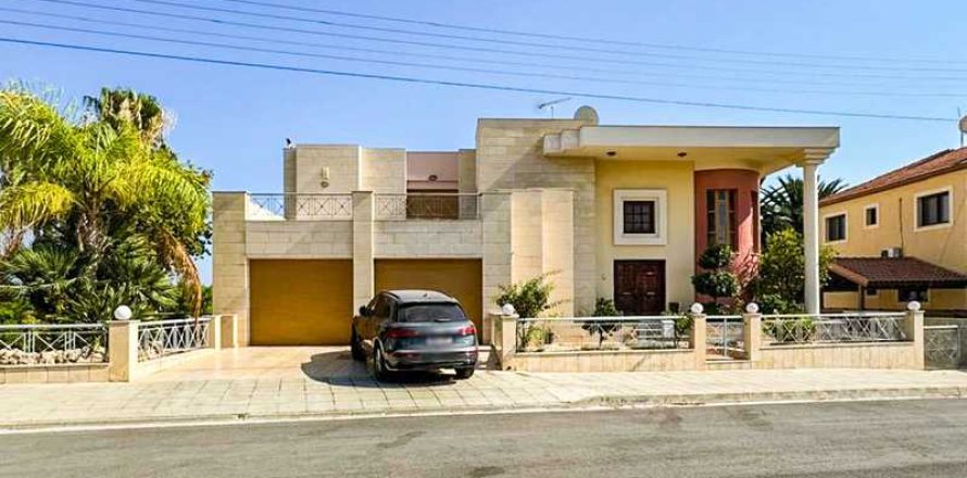 5 bedrooms Villa in Germasogeia, Cyprus No. 74493