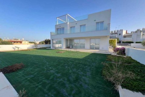 4 bedrooms House in Paralimni, Cyprus No. 29767 3