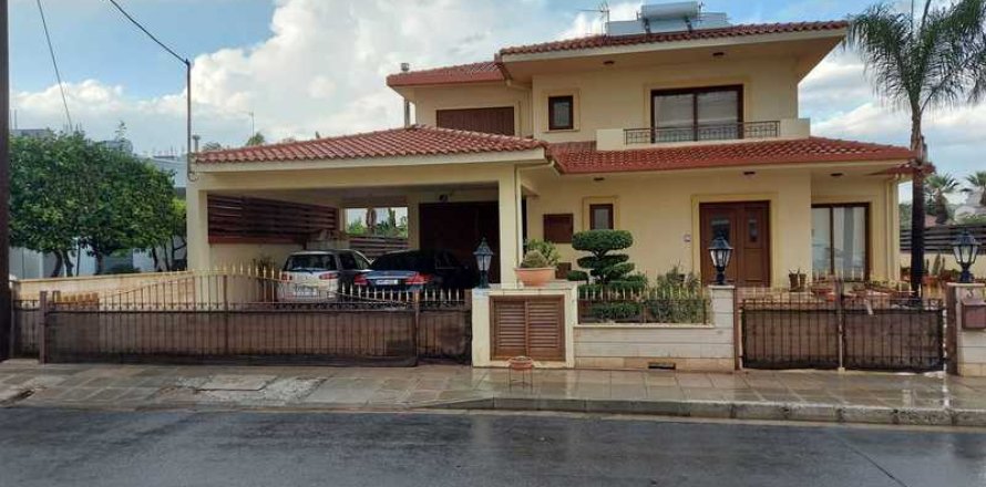 3 bedrooms House in Latsia, Cyprus No. 39675