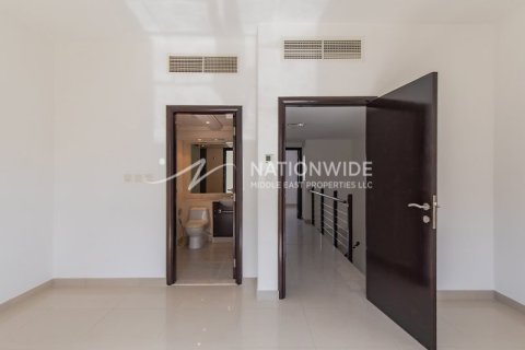 2 bedrooms Villa in Abu Dhabi, UAE No. 3342 7