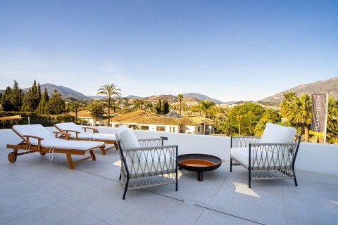 5 bedrooms Villa in Nueva Andalucia, Spain No. 27572 17