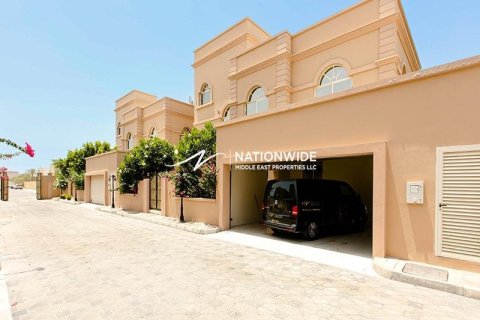 4 bedrooms Villa in Abu Dhabi Gate City, UAE No. 3999 2