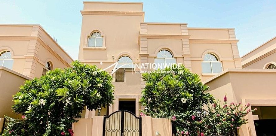 4 dormitorios Villa en Abu Dhabi Gate City, UAE No. 3999