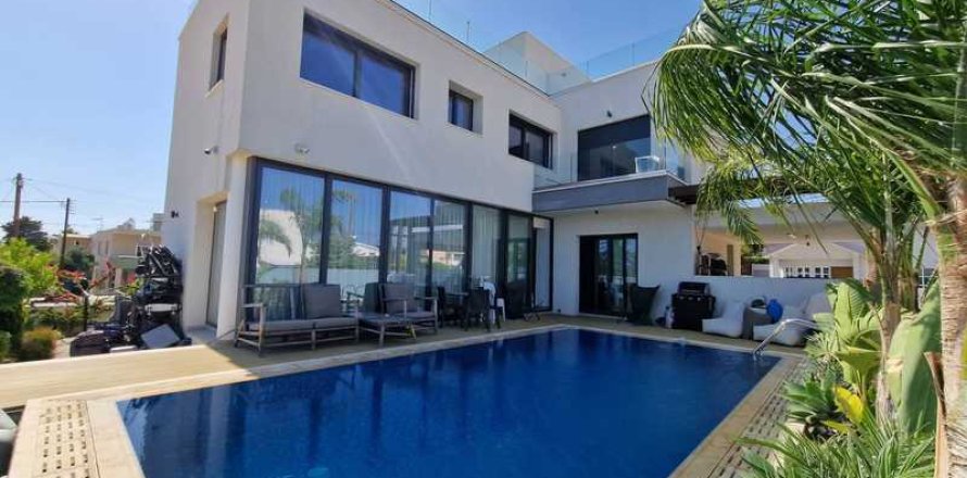 4 bedrooms Villa in Limassol, Cyprus No. 76193