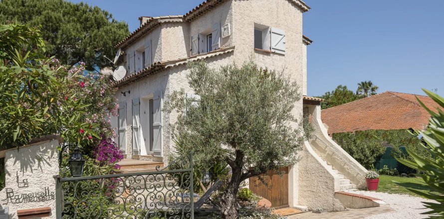 5 bedrooms Villa in Antibes, France No. 67951