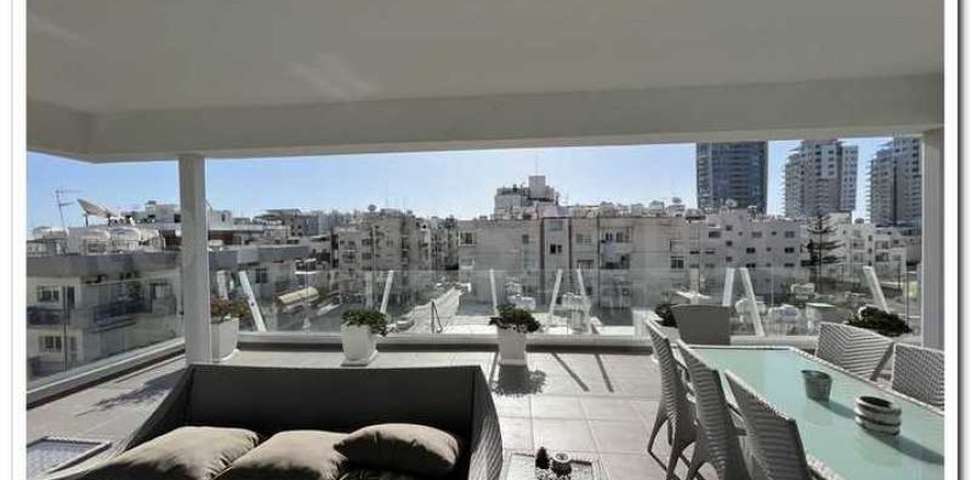 3 dormitorios Penthouse en Limassol, Cyprus No. 76498