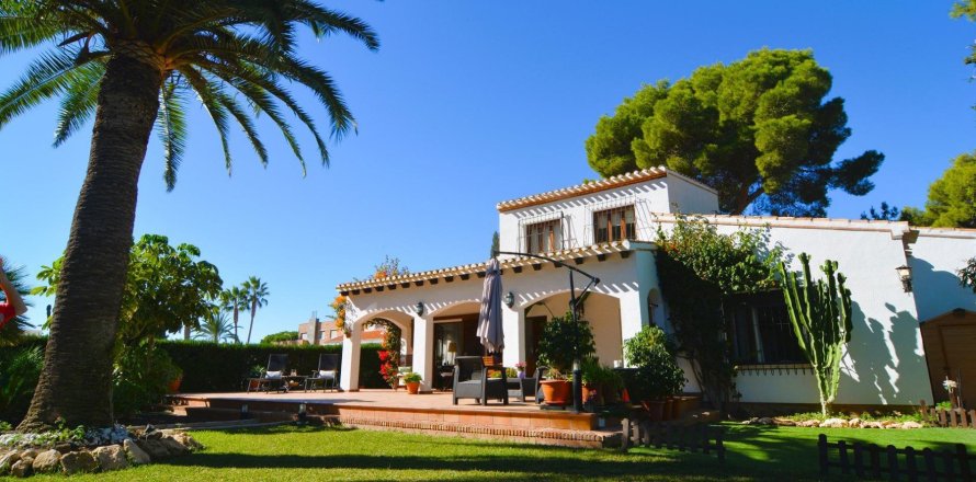 4 bedrooms Villa in Alicante, Spain No. 27786