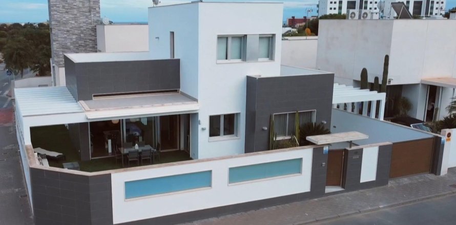 3 bedrooms Villa in Alicante, Spain No. 27779