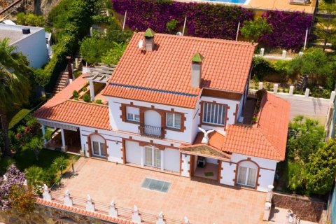 5 bedrooms House in Santa Susanna, Spain No. 25396 3