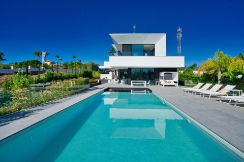 4 bedrooms Villa in Estepona, Spain No. 27392 1