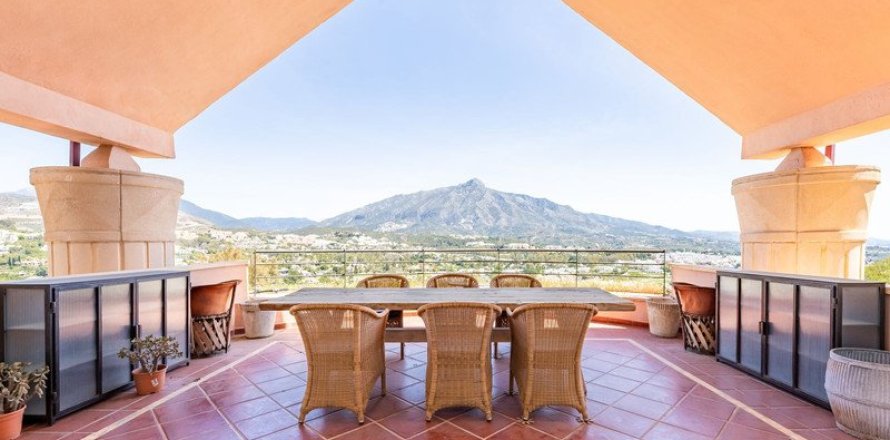 5 bedrooms Penthouse in Nueva Andalucia, Spain No. 27391