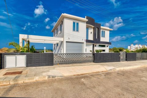 4 bedrooms Villa in Paralimni, Cyprus No. 36921 1