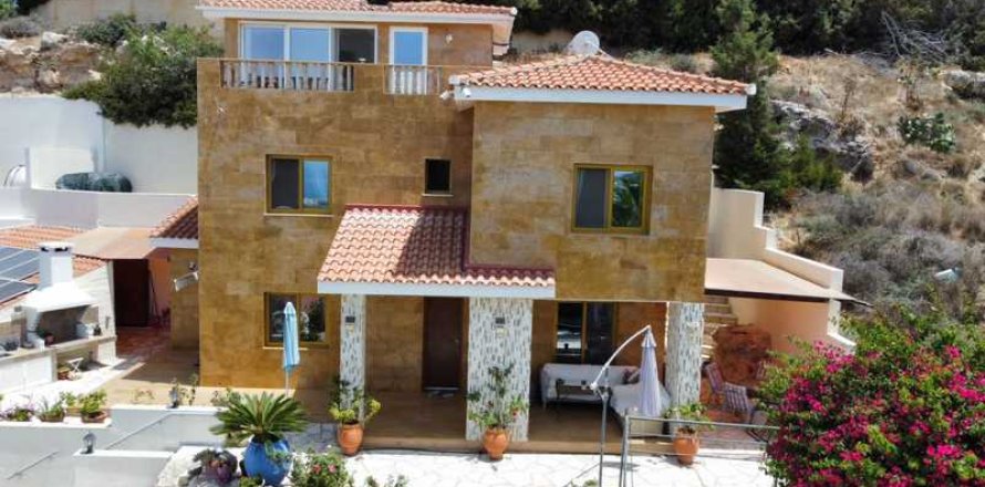 4 bedrooms Villa in Chloraka, Cyprus No. 62638