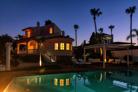 5 bedrooms Villa in Estepona, Spain No. 27133 2