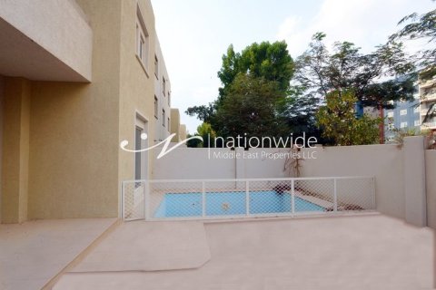 5 bedrooms Villa in Abu Dhabi, UAE No. 3930 12