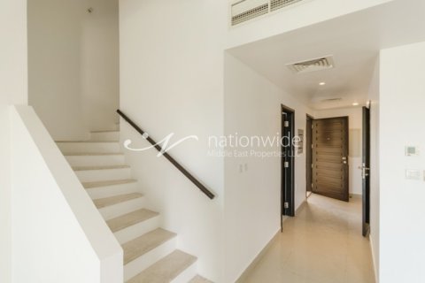 5 bedrooms Villa in Abu Dhabi, UAE No. 3930 10