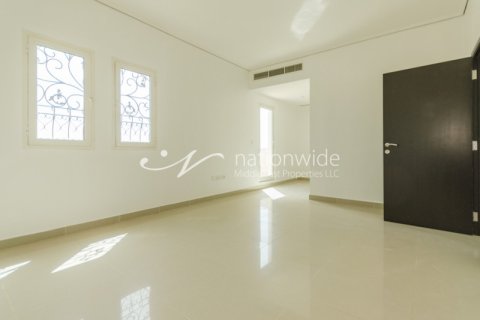 5 bedrooms Villa in Abu Dhabi, UAE No. 3930 5