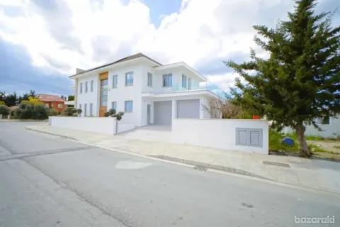 5 bedrooms House in Dromolaxia, Cyprus No. 31433 8