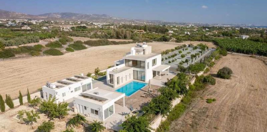 4 bedrooms House in Pegeia, Cyprus No. 71924