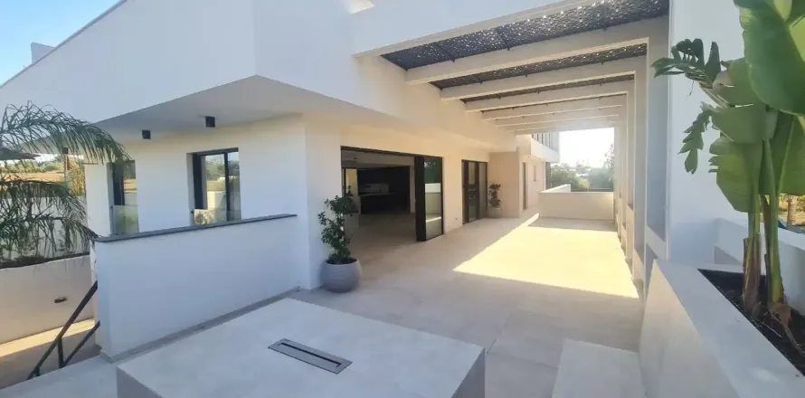 7 bedrooms Villa in Latsia, Cyprus No. 63089