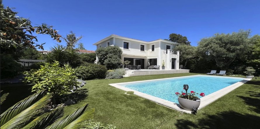 5 dormitorios Villa en Cannes, France No. 68026