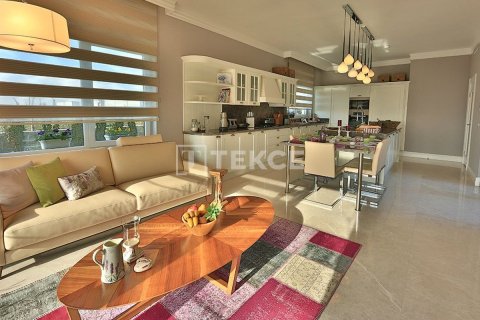 5+1 Villa en Bueyuekcekmece, Turkey No. 21859 10