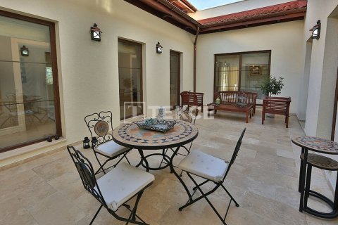 5+1 Villa en Bueyuekcekmece, Turkey No. 21859 30