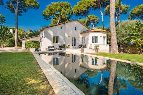 6 bedrooms Villa in Antibes, France No. 69131 1