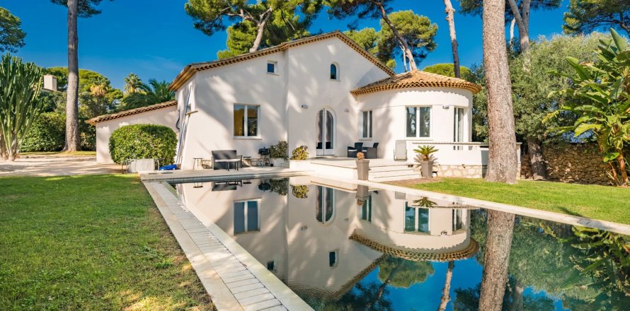 6 bedrooms Villa in Antibes, France No. 69131