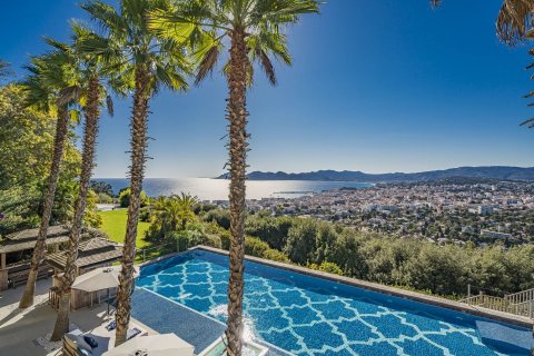 9 bedrooms Villa in Cannes, France No. 69202 3