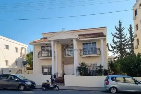 5 bedrooms House in Larnaca, Cyprus No. 29181 1