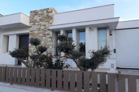 4 bedrooms House in Aradippou, Cyprus No. 30266 1