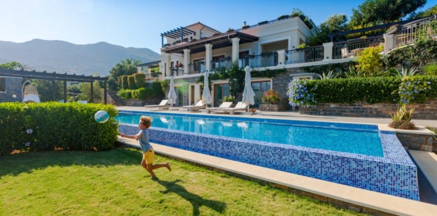 6 bedrooms Villa in Chania, Greece No. 48131