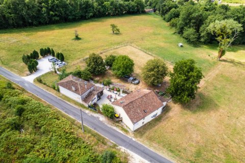 7 chambres Villa à Combiers, France No. 69479 1