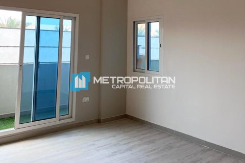 3 dormitorios Apartment en Al Reef, UAE No. 6217 1