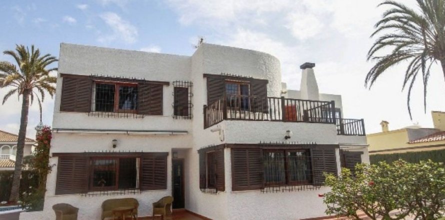 5 bedrooms Villa in Torrevieja, Spain No. 26037