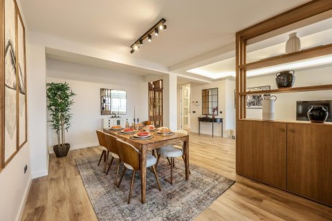 5 dormitorios Apartment en Madrid, Spain No. 27168 6