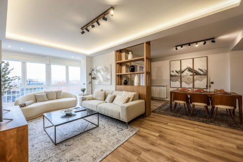 5 dormitorios Apartment en Madrid, Spain No. 27168 3