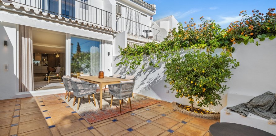 3 bedrooms Townhouse in Marbella, Spain No. 27066