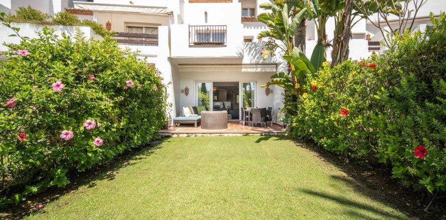 3 bedrooms Townhouse in Estepona, Spain No. 27068