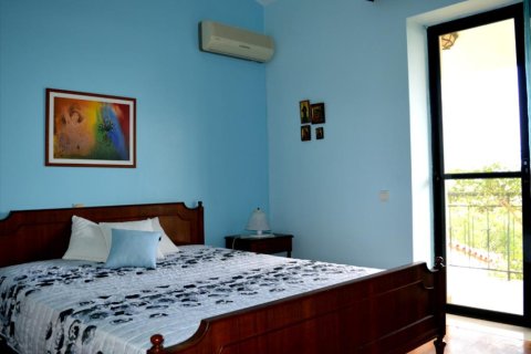 3 bedrooms Villa in Athens, Greece No. 49919 3