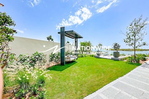 5 bedrooms Villa in Abu Dhabi, UAE No. 71163 1