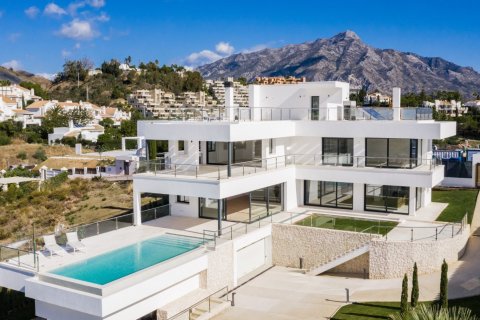 4 bedrooms Villa in Marbella, Spain No. 27046 1