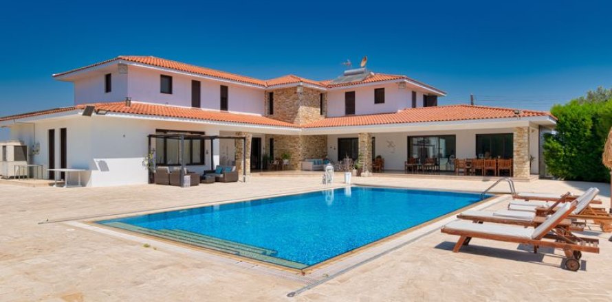 5 bedrooms Villa in Dromolaxia, Cyprus No. 36977