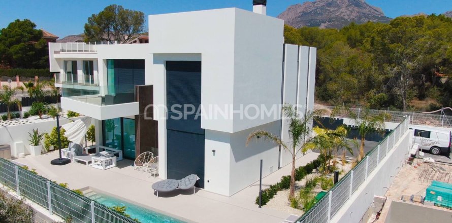 4 bedrooms Villa in La Nucia, Spain No. 25922