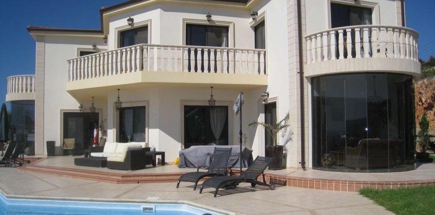 4 bedrooms Villa in Paphos, Cyprus No. 37876