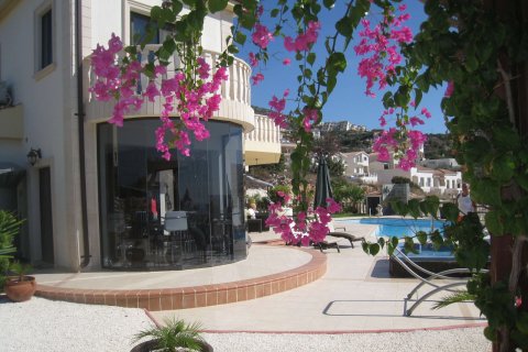 4 bedrooms Villa in Paphos, Cyprus No. 37876 2