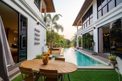 5 bedrooms House in Chiang Mai, Thailand No. 1357 3